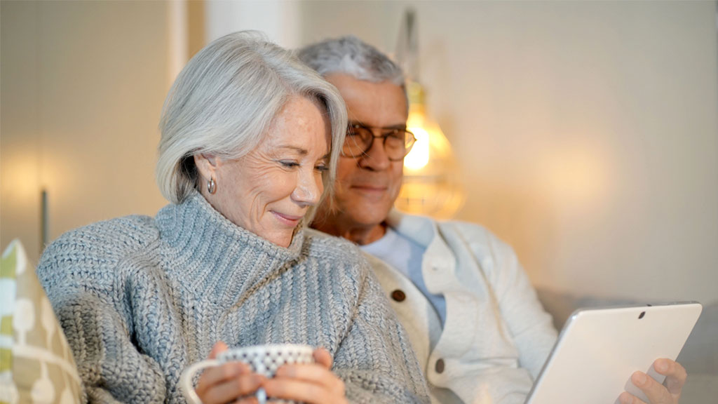 Senior européenne profitant d'une terrasse ombragée en Provence