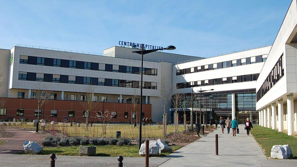 Façade moderne d'un centre hospitalier sur la côte varoise
